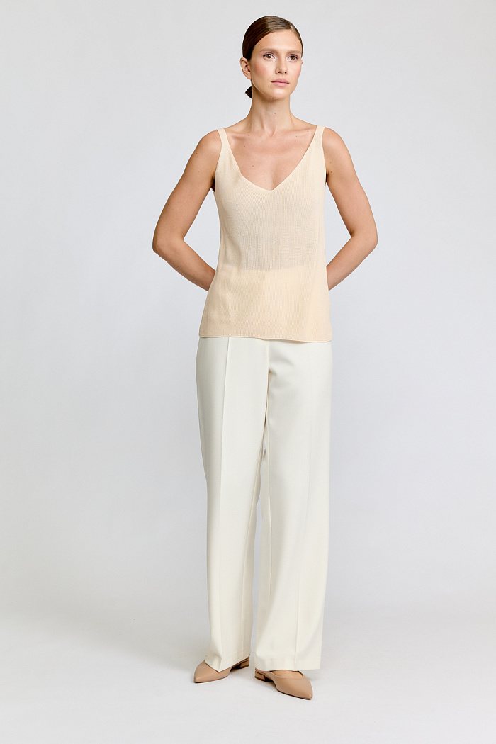 Топ с V-образным вырезом горловины.