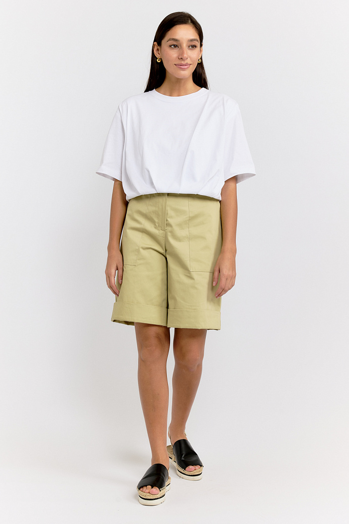 Шорты средней длины с подворотами. Застежка на пуговицу и молнию. Карманы в боковых швах.