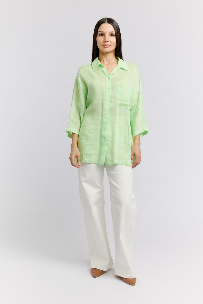 Блуза объемного кроя с одним накладным карманом. Застежка на пуговицах.