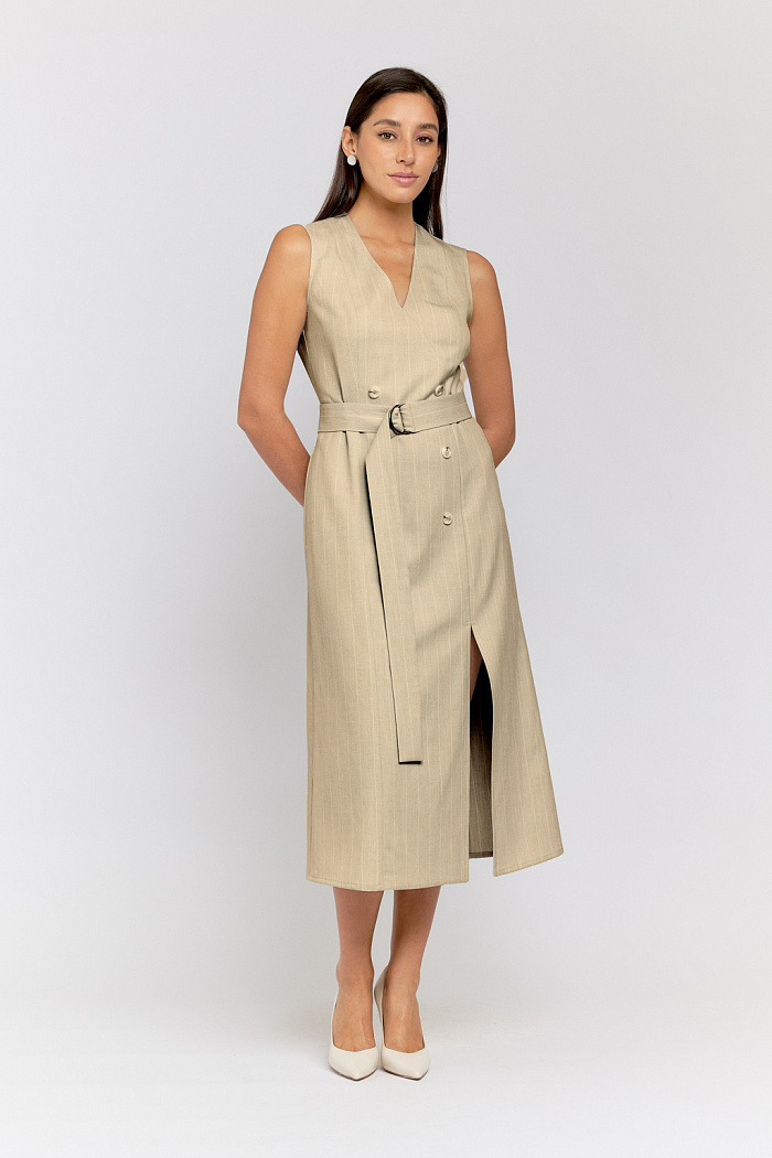 Платье двубортное без воротника на поясе с пряжкой.