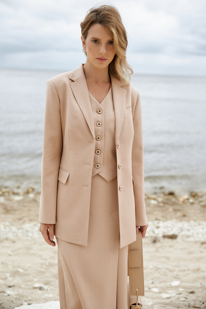 Жакет силуэта песочные часы с расширенной линий плеча длиной до бедер. Застежка на 3 пуговицы.