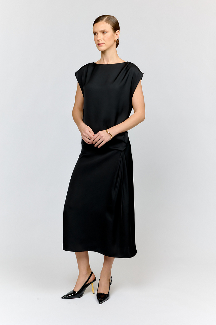 Платье миди прямого силуэта с заниженной линией талии, объемным верхом из роскошного атласа с жемчужным переливом. Светло-пудровый оттенок создает дорогой образ, Платье подходит как для деловых мероприятий, так и для особых случаев.