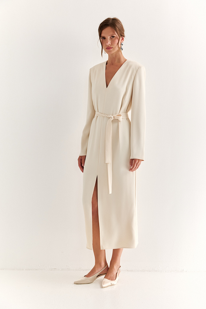 Платье прямого силуэта длиной миди и с V-образным вырезом горловины.