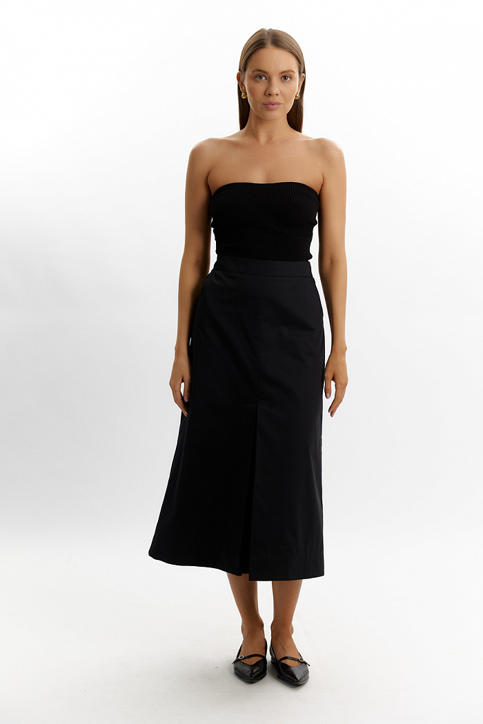 Юбка с карманами и со складкой в передней части.