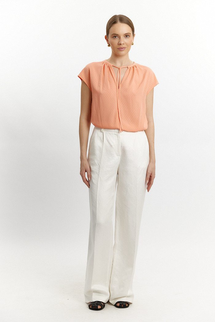 Блуза с цельнокроенным рукавом. Декоративные шнурки на завяхках в планке.