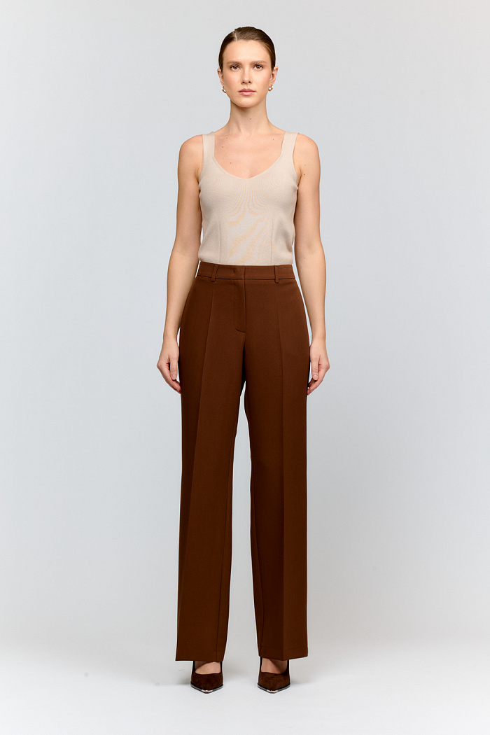 Прямые брюки со средней посадкой из костюмной ткани древесного цвета. Строгий крой и качественный материал делают их незаменимой базой любого гардероба.