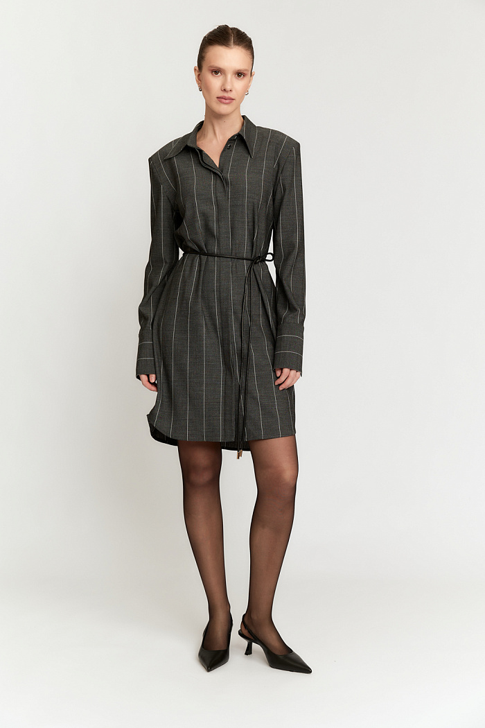 Платье рубашка с подплечиками прямого силуэта с завязывающимся поясом.