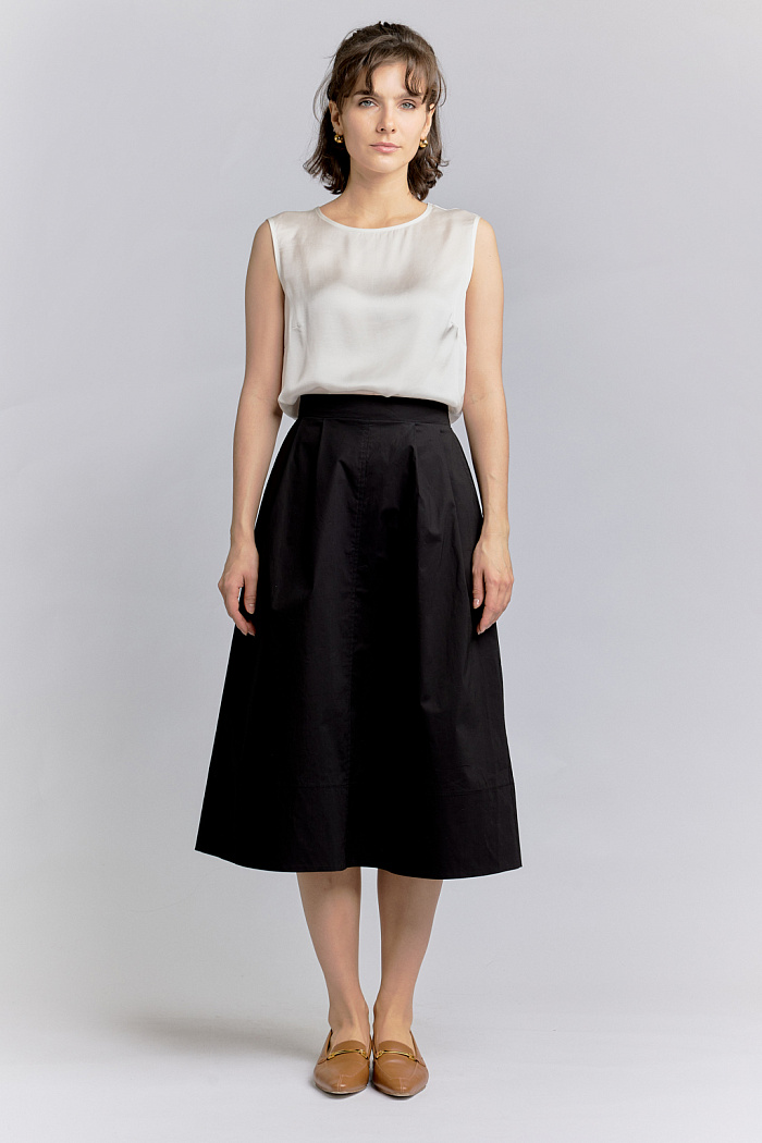 Юбка свободного широкого кроя с поясом. На спинке резинка. Карманы в боковых швах.