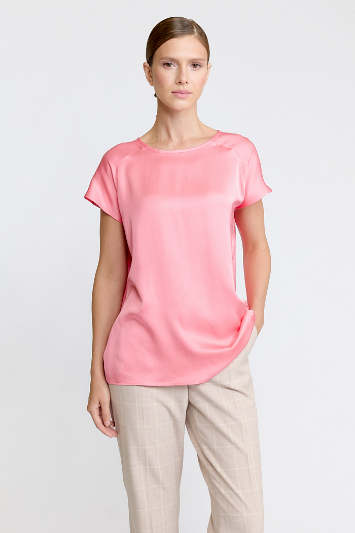 Топ с короткими рукавами.