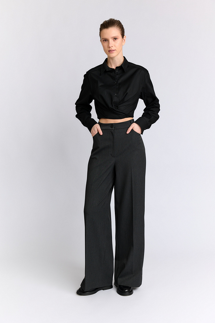 Брюки прямого силуэта с декоративными застежками по боковым швам.