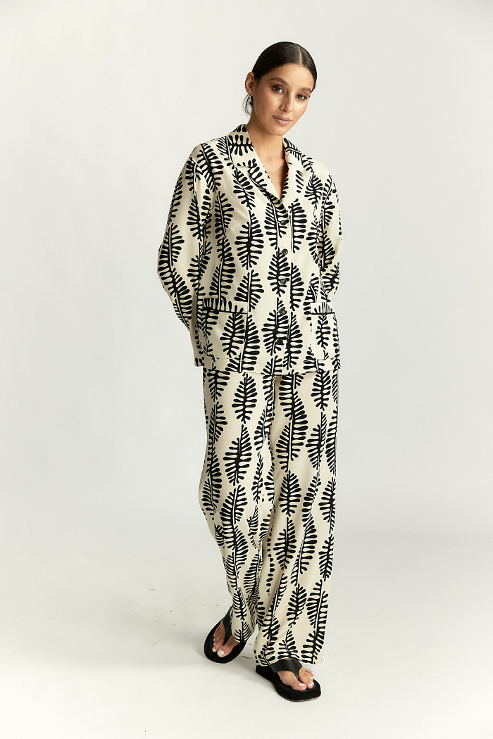 Брюки пижамные свободного кроя на резинке.