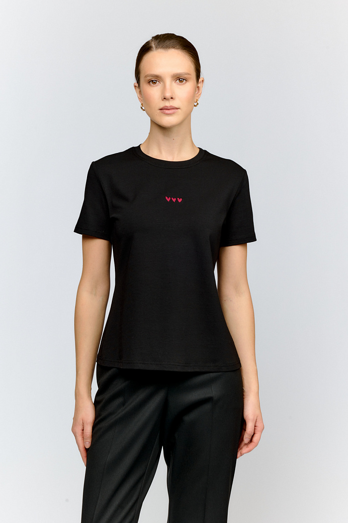 Трендовая футболка с вышивкой сердец, укороченная модель прилегающего силуэта из черного хлопка. Универсальный молочный цвет и минималистичный декор делают футболку стильным базовым элементом гардероба.
