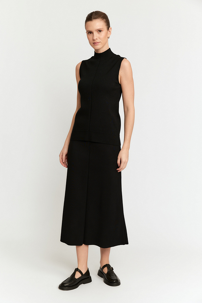 Топ с высоким воротником без рукавов