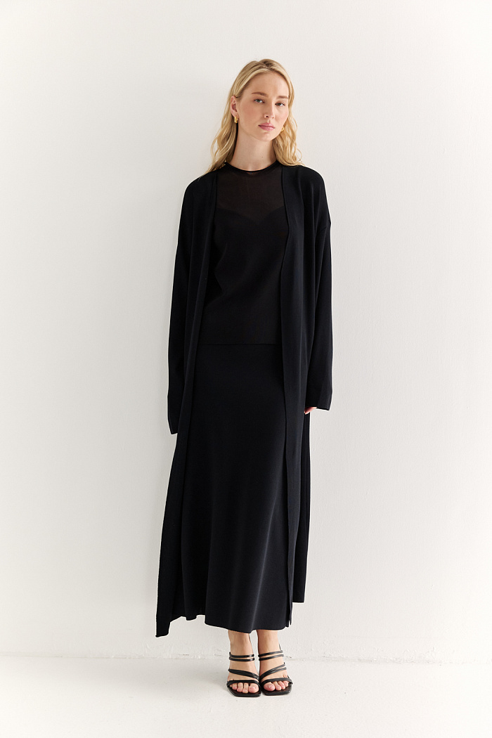 Кардиган длиной миди прямого силуэта с V-образным вырезом.