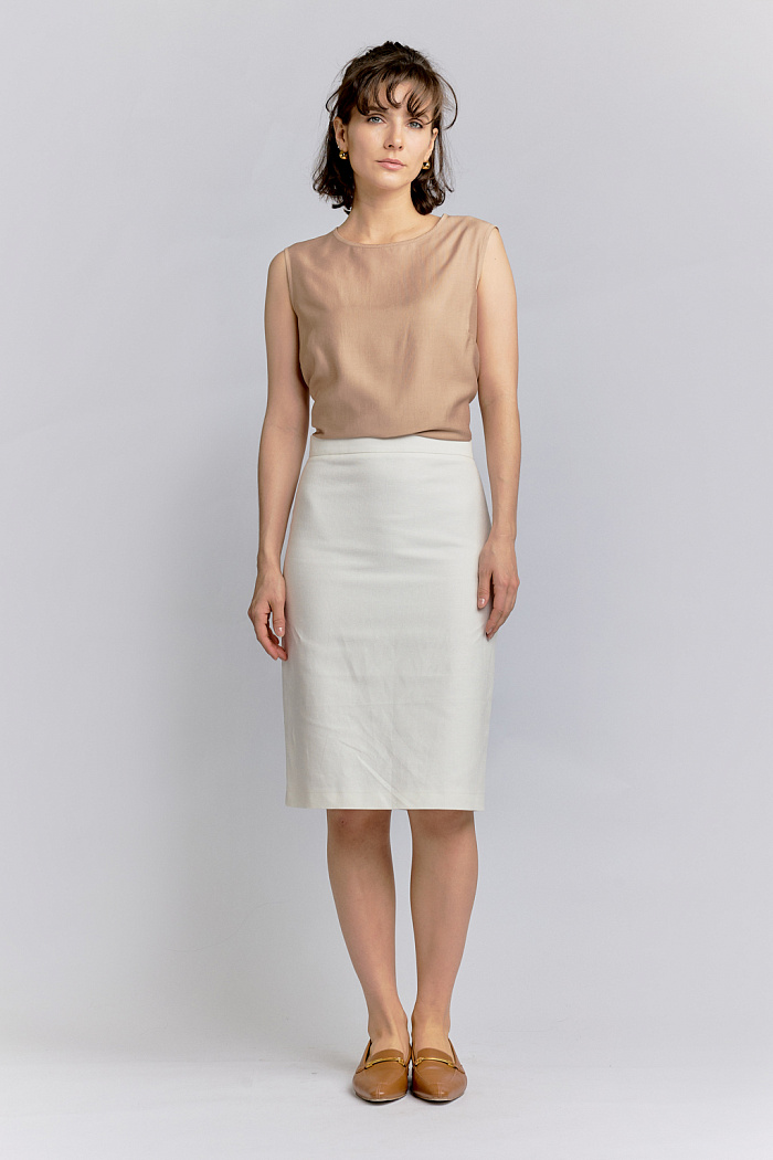 Юбка на поясе средней длины до колен. Застежка на молнию.