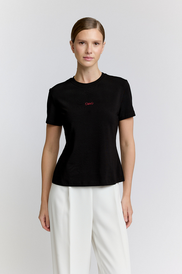 Футболка прилегающего силуэта с коротким рукавом и вышивкой по полочке.