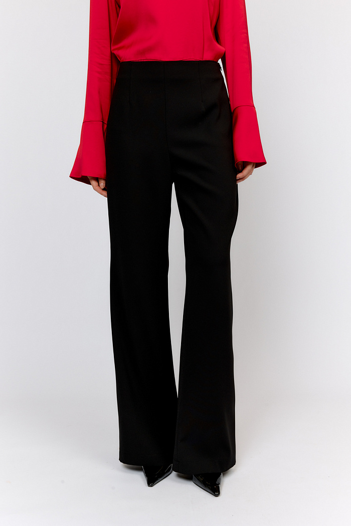 Брюки полуприлегающего силуэта прямого кроя с цельнокроеным поясом с застежкой на потайную молнию в боковом шве, выполнены из костюмной ткани с креповой фактурой.  Брюки хорошо дополняют жакеты из коллекции  или их можно носить в паре с блузами для создания самостоятельного образа.  Ацетатные волокна в составе ткани придают блеск и  способность красиво драпироваться, обеспечивают неприхотливость в уходе, легкость, способность хорошо держать форму. Полиэстер обеспечивает износостойкость и долго сохраняет яркость цвета.   Преимущества ткани:  имеет приятный блеск и мягкость, напоминающую натуральный шелк, но при этом выглядит более роскошно. Благодаря гибкости  и объемности, ткань красиво ложится по фигуре, создавая женственные силуэты.