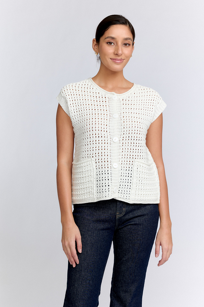 Жилет фактурной вязки с застежкой на пуговицах и накладными карманами.