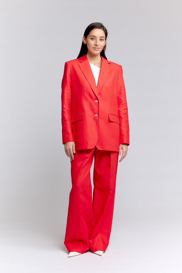 Жакет оверсайз свободного прямого кроя на двух пуговицах. Английский воротник. Длина до середины бедра.