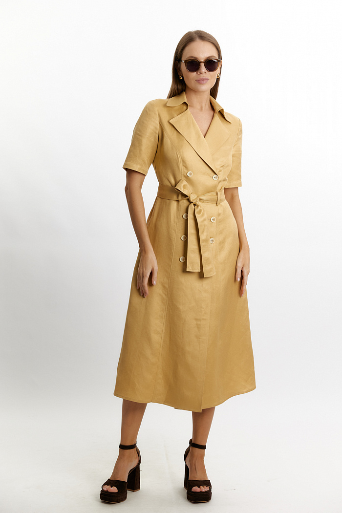 Платье с имитацией  двубортного, силуэт трапеция, с рельефными резами, по переду имеется разрез. Талия фиксируется поясом из основной ткани. Длина миди.