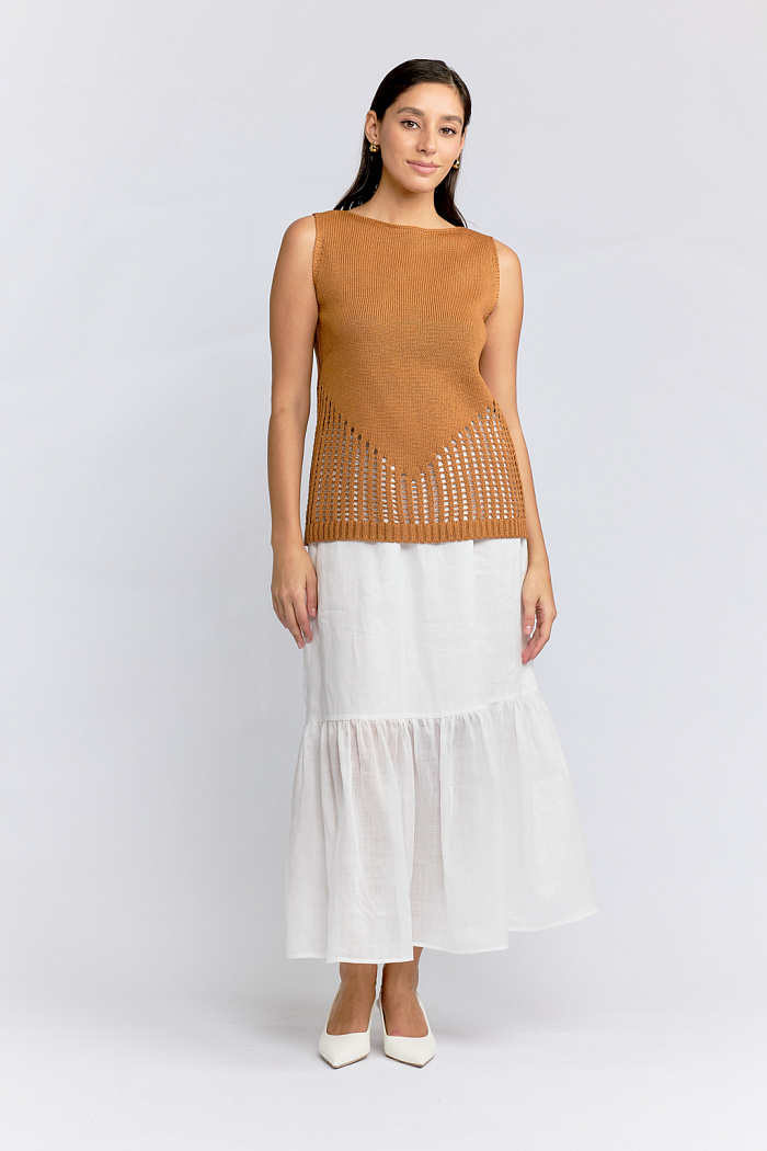 Майка вязаная с круглой горловиной прямого кроя.