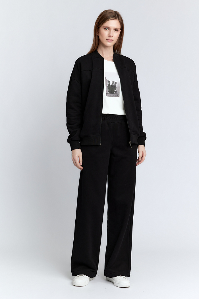 Брюки прямые на резинке по поясу.