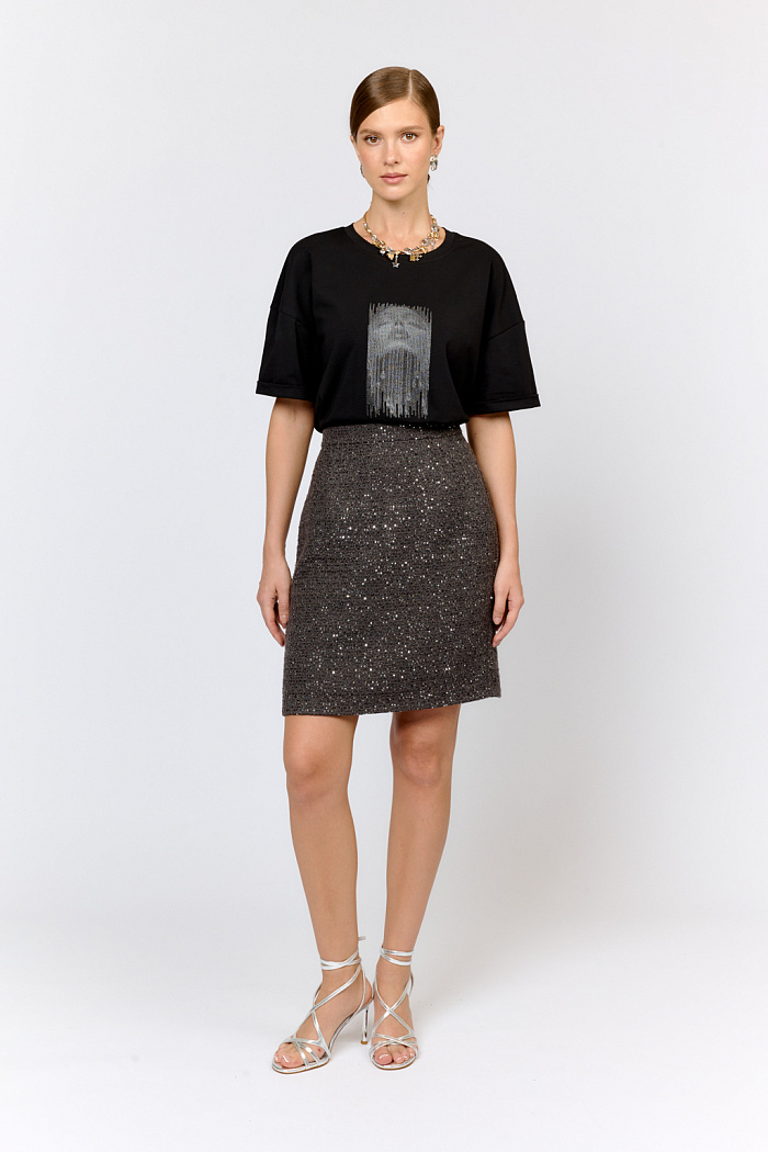Юбка длины мини А-силуэта с цельнокроеным поясом на подкладке из твидовой ткани с мелкими мерцающими пайетками.  Хлопок -  натуральное волокно обеспечивает комфорт при носке и воздухопроницаемость. Вискоза делает ткань мягкой и тактильно приятной. Терилен обеспечивает устойчивость к износу и хорошо держит форму. Преимущества ткани: яркая, мягкая ткань в трендовом цвете с выраженной фактурой. Юбка дополнит нарядный костюмный сет с укороченным жакетом или будет акцентным элементом в кэжуальном образе с футболкой, трикотажным джемпером или базовой блузой из коллекции.