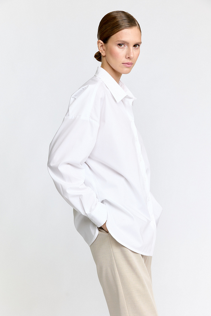 Рубашка прямого силуэта со спущенной линией плеча.