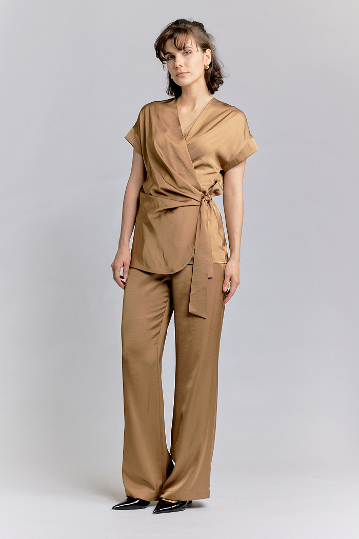 Брюки прямого свободного кроя на резинке.