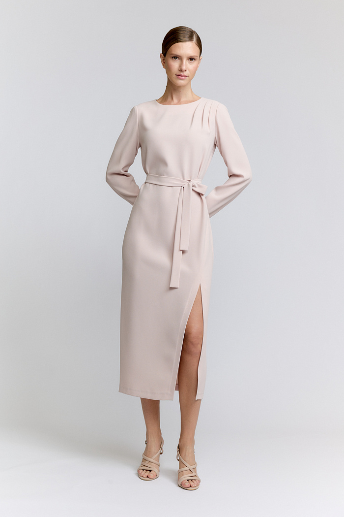 Прямое платье длиной миди с асимметричным вырезом по низу. В комплекте пояс из основной ткани.