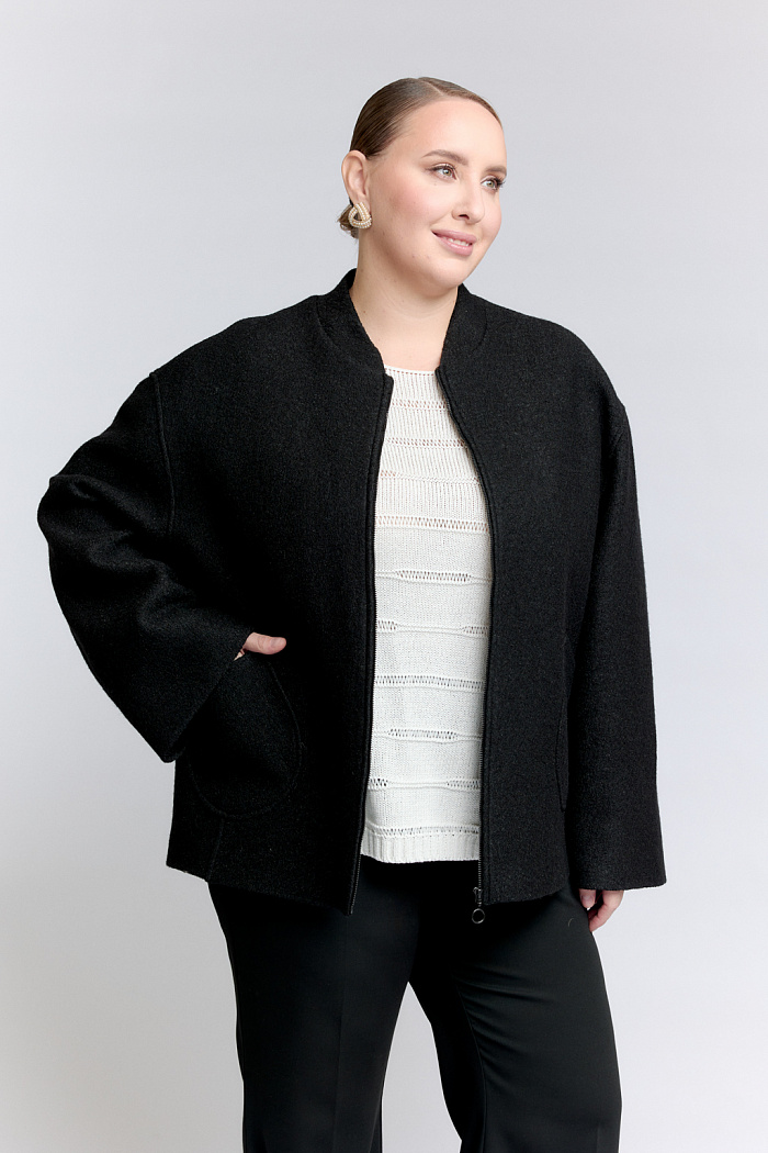 Куртка прямого силуэта с застежкой на молнию с широкими рукавами.