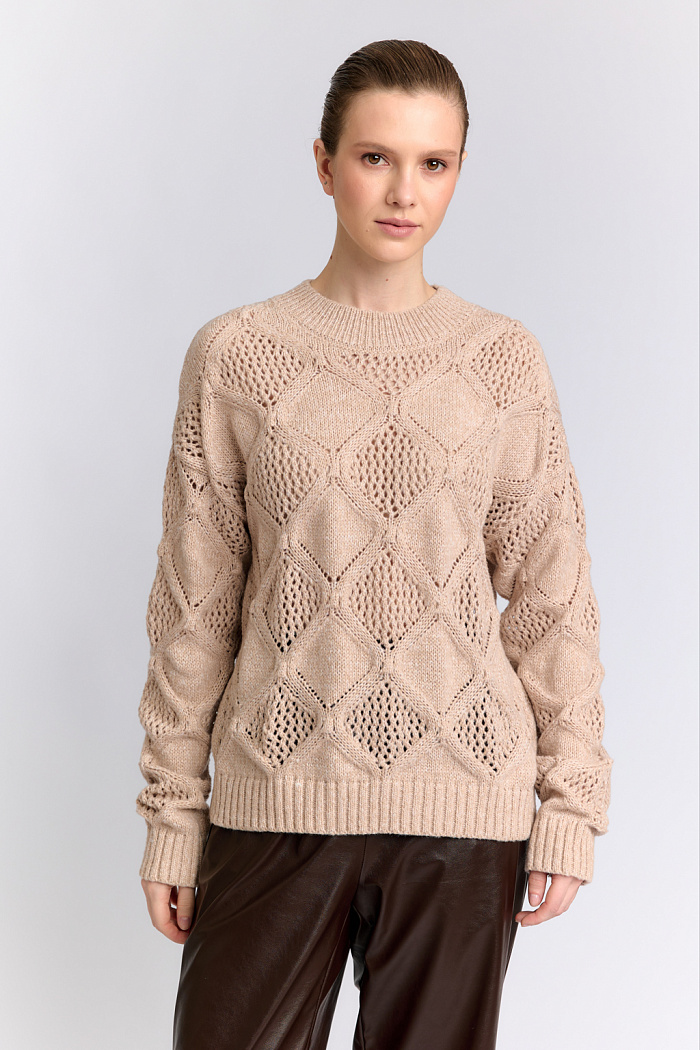 Джемпер со спущенными плечами и вязкой имитирующей ромбы.