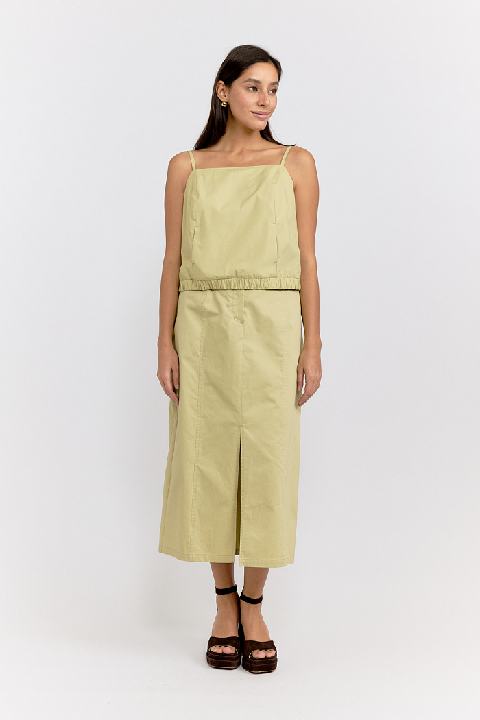 Жилет укороченный на бретелях с карманами кенгуру. По низу резинка.