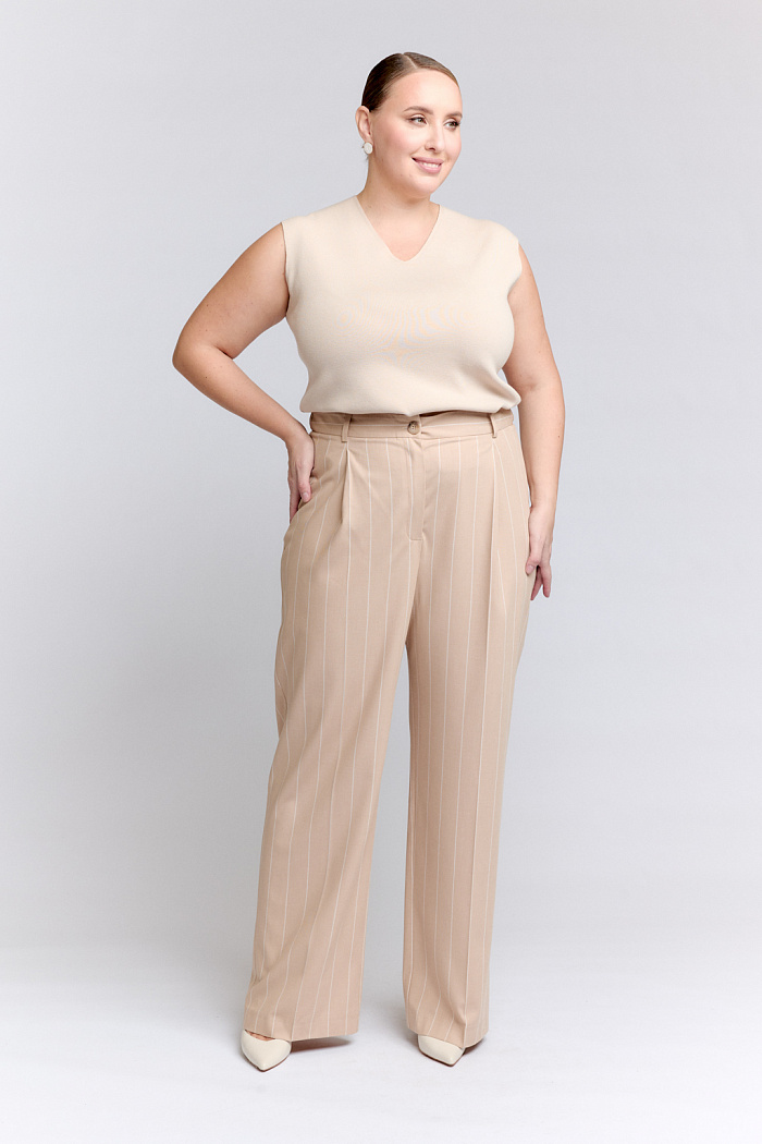 Широкие брюки со средней посадкой со складками по поясу и фигурным гульфиком.