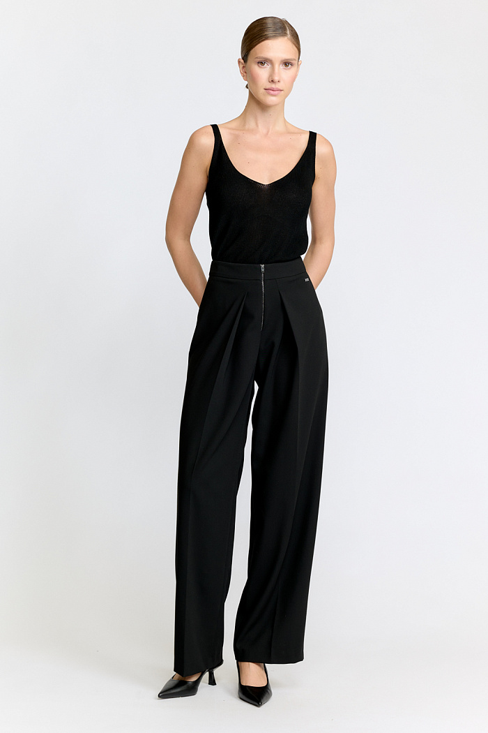 Брюки прямого силуэта со складками по талии. Застёжка на декоративную молнию.