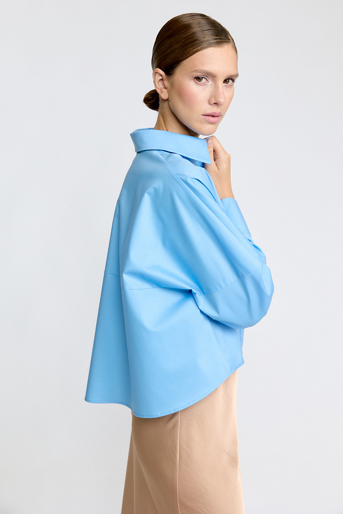 Укороченная рубашка силуэта трапеция со спущенным плечом и  с застёжкой на пуговицы.