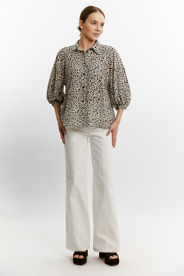 Блуза нарядная с пышными рукавами. Застежка на пуговицах.