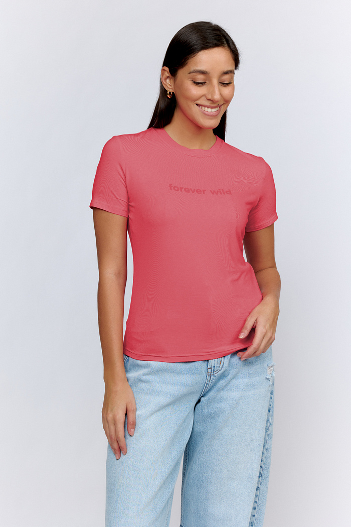 Футболка приталенного силуэта с коротким рукавом. Принт "forever wild".