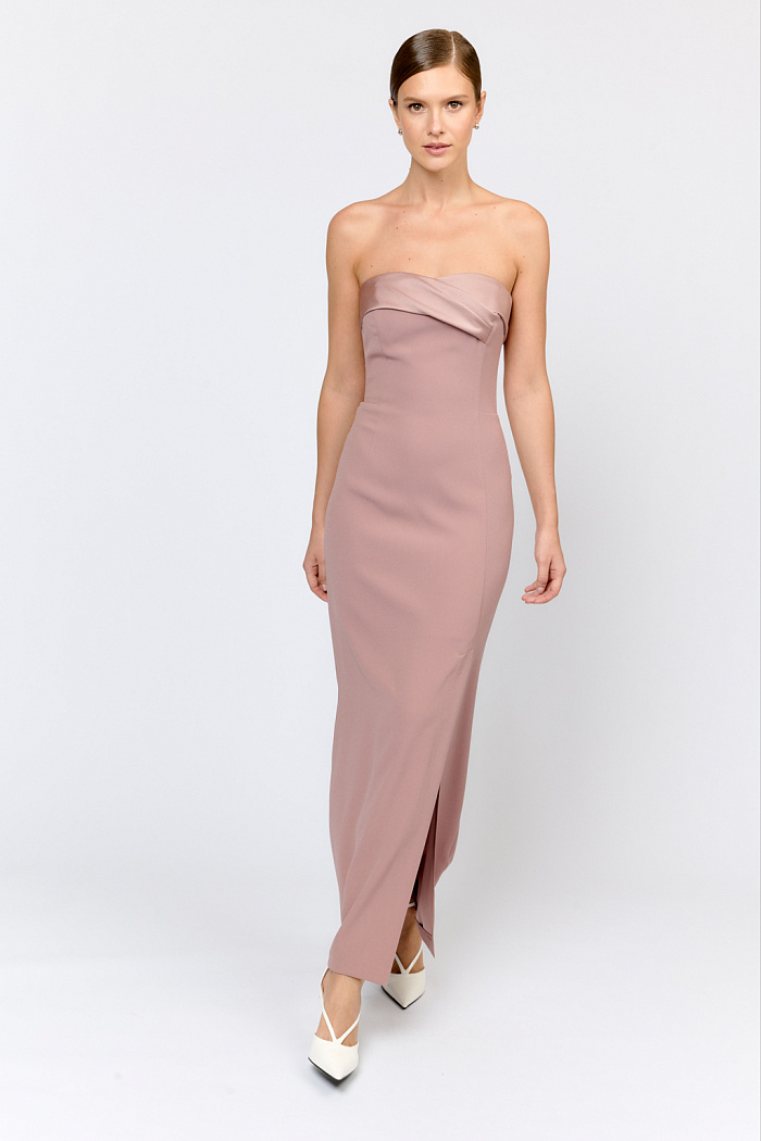 Платье-бандо корсетного типа длины макси с декоративным отворотом в верхней части и разрезом сбоку снизу. Основная часть платья из костюмной ткани с креповой, декоративная часть с атласной фактурой. Приталивание создается за счет рельефов и зафиксировано "косточками". Застежка сзади в среднем шве на металлическую молнию. Приталенный силуэт макси, акцент на линию плеч и декольте, лаконичная длинна.  Такой крой визуально стройнит фигуру, подчеркивая ее достоинства.  Дополнить образ с платьем можно жакетом-смокингом из той же ткани  или укороченным жакетом из твида с пайетками. Платье выполнено из современной ацетатной ткани. Ацетатные волокна в составе придают блеск и  способность красиво драпироваться, обеспечивают неприхотливость в уходе, легкость, способность хорошо держать форму. Преимущества ткани:  имеет приятный блеск и мягкость, напоминающую натуральный шелк, но при этом выглядит более роскошно. Благодаря гибкости  и объемности, ткань красиво ложится по фигуре, создавая женственные силуэты.