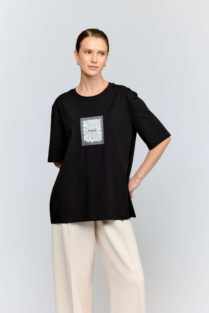 Стильная модель прямого кроя с вдохновляющим принтом Mindful на черном фоне. Удлинённые рукава со спущенным плечом обеспечивают комфорт и свободу движений. Хлопковый трикотаж обеспечит идеальную посадку и приятные тактильные ощущения.