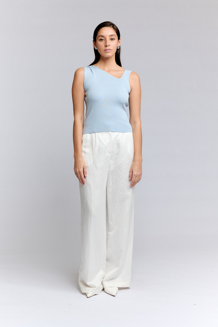 Топ с асимметричной горловиной приталенного силуэта.