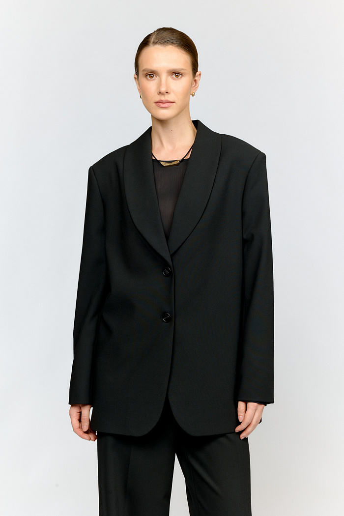 Оверсайз жакет с воротником-шалька из премиальной костюмной ткани черного цвета. Зауженный книзу силуэт и две декоративные пуговицы создают современный образ. Идеально сочетается с брюками и юбками из той же коллекции.