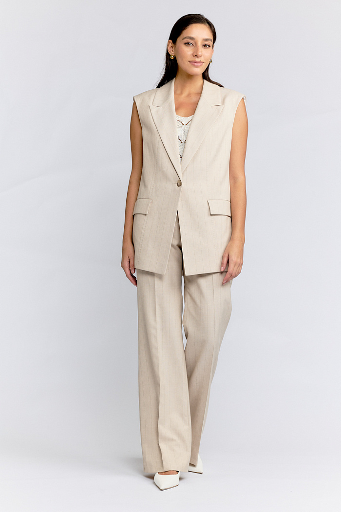 Жилет прямого силуэта на одну пуговицу  с английским воротником.