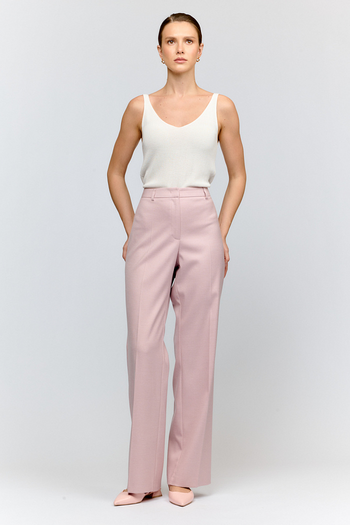 Брюки прямого силуэта со стандартной посадкой — идеальное дополнение к жакету. Модель выполнена из качественной ткани светло лилового цвета. Классический крой обеспечивает комфортную посадку и подчеркивает достоинства фигуры. Такие брюки прекрасно подойдут как для делового образа, так и для повседневного гардероба.