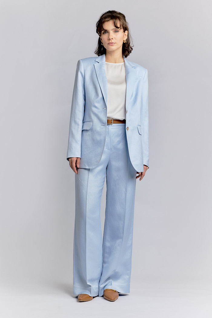 Жакет однобортный оверсайз кроя на 2 пуговицы. Длина до середины бедра.