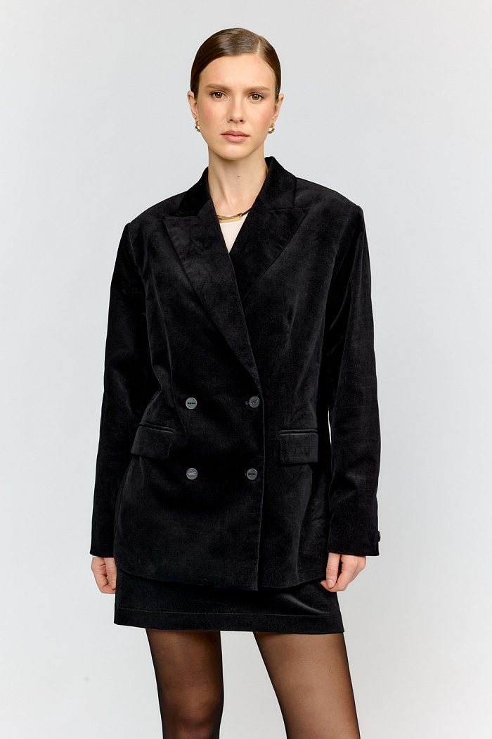Двубортный оверсайз жакет из микровельвета черного цвета — это воплощение элегантности и стиля. Его длина до бёдер и застежка на пуговицы создают утончённый силуэт, а английский воротник, декорированный ручной строчкой, добавляет изысканности. Выполнен в премиальном хлопковом микровельвете обеспечивает комфорт и долговечность. Этот жакет идеально подойдёт для создания как повседневных, так и вечерних образов.