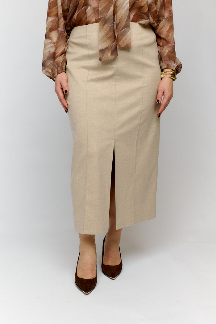 Юбка длиной макси с застроченными рельефами по передней части юбки.