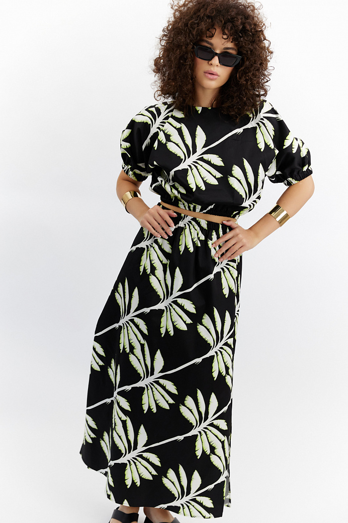 Юбка на резинке  свободного кроя с разрезами по бокам. Длина макси.