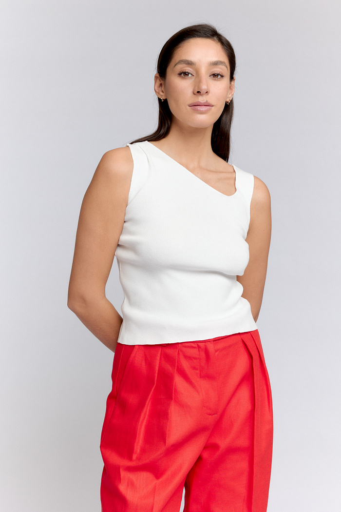 Топ с асимметричной горловиной приталенного силуэта.