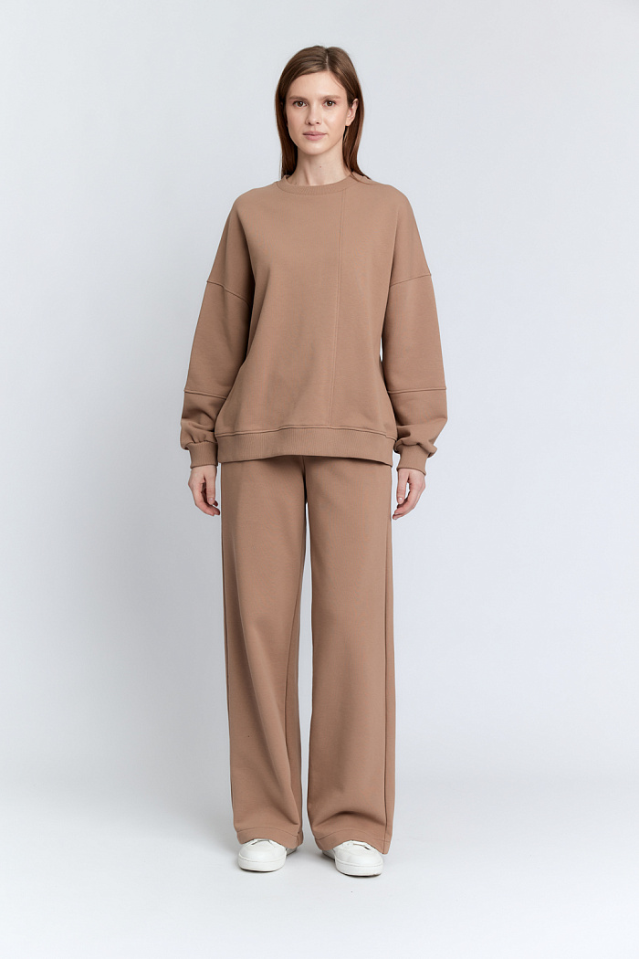 Свитшот оверсайз силуэта со спущенным плечом. По полочке декоративный шов.